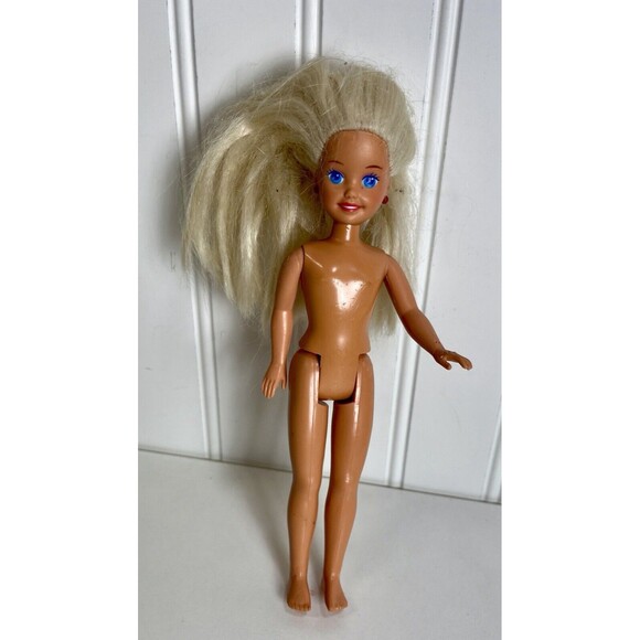 Mattel Barbie Teen Skipper Doll Blond Hair 1991. Movable Arms/Legs. Red Earrings - Picture 9 of 9